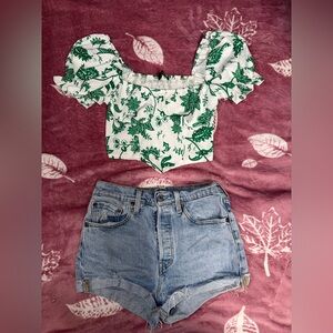 Set of Levi's short and White Crop Top with Green Floral Print by SHEIN